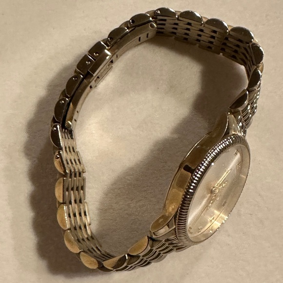 Ladies' Gucci G-Timeless with Bee Slim Silver Dial Gold-Tone Watch, 29mm - Picture 7 of 14